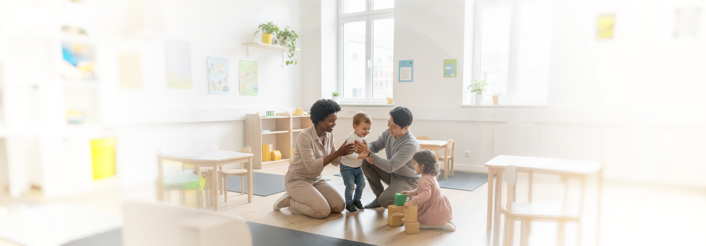 2 enfants encadrés par des professionnels bienveillants de la petite enfance. Espace et mobiliers adaptés à l'accueil de jeunes enfants.