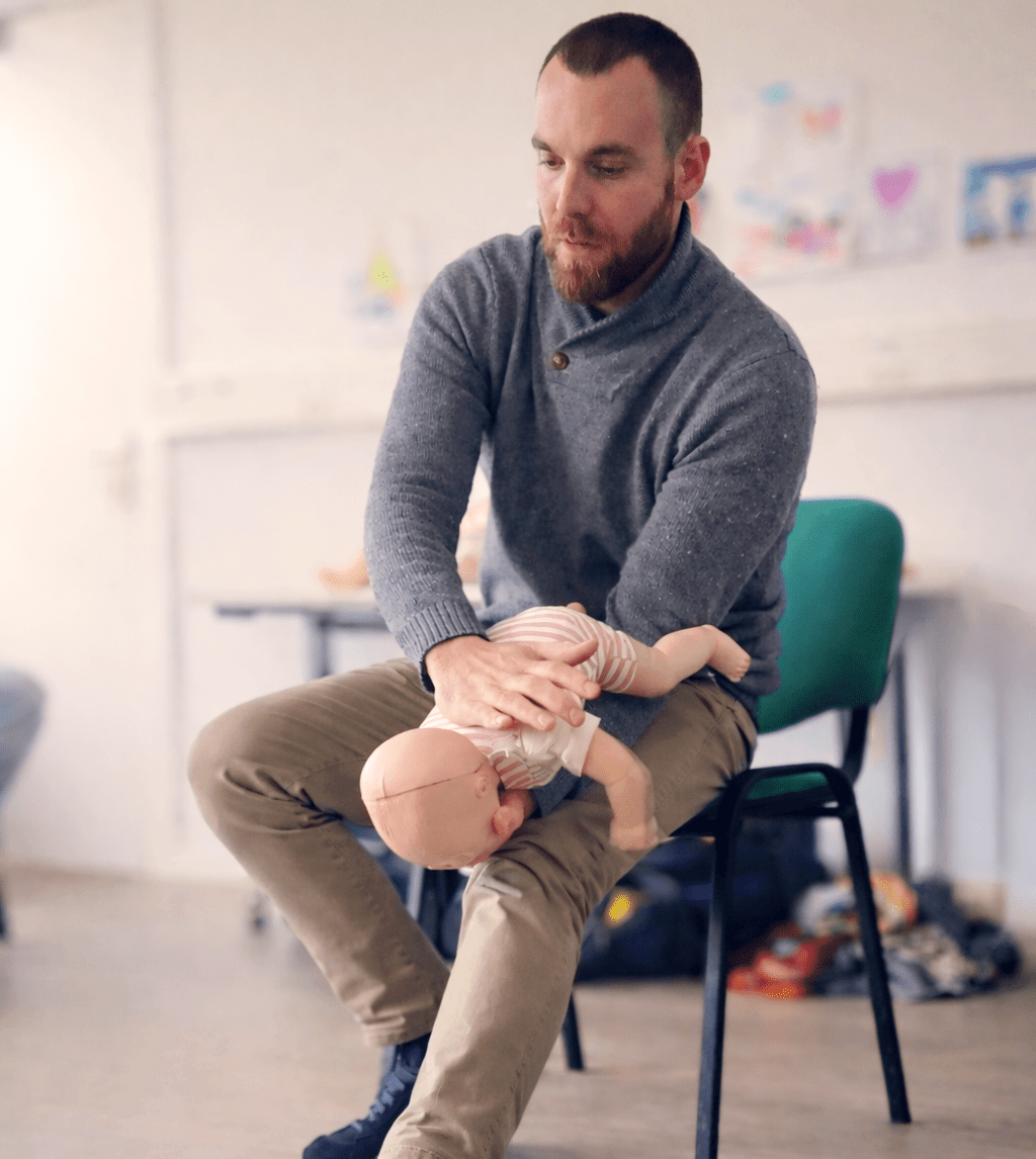 Démonstration gestes de premiers secours sur nourisson par Nicolas Bonnesoeur, formateur chez Formez-vous bien